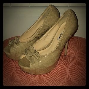 Size 10 NWOT womens beige sexy heels